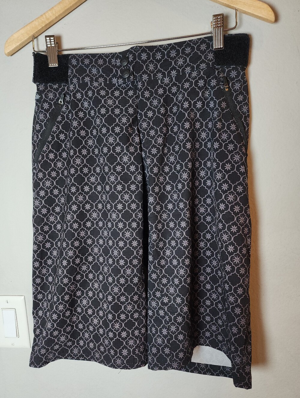 Zoic 14" MTN Biking Shorts Active Size Small Unisex? Black Grey Floral